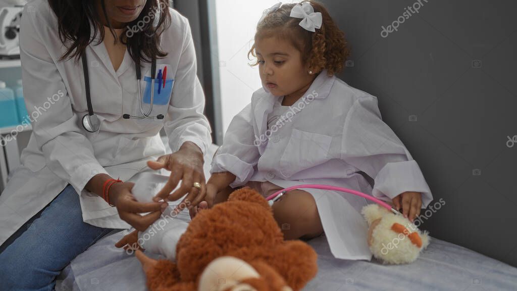 遊ぶ子どもを見守る保育補助スタッフ